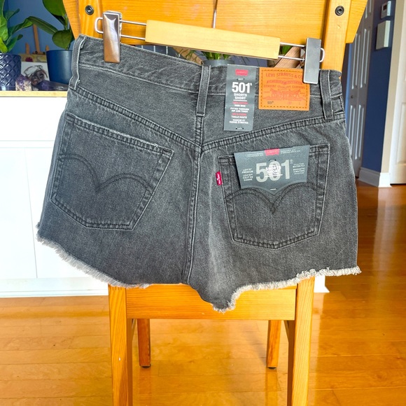 NWT Levi’s faded black denim shorts - Picture 2 of 2